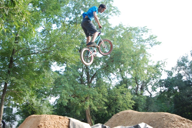 Mike Her flying free and brakeless in Expert Dirt.