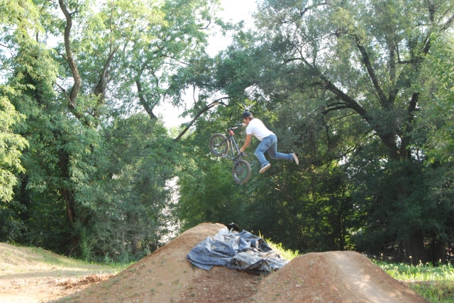 Chuck Weir with a superman seatgrab over the last set in Expert Dirt.