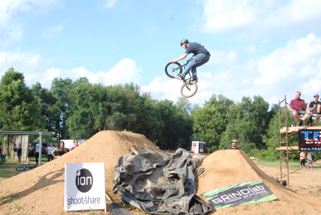 Andrew Fable - tire grab over the first set.