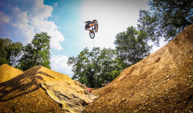 Evan Smedley with a clicked turndown over the second set. (Photo: Troy Zeigler / Elevated Visuals)