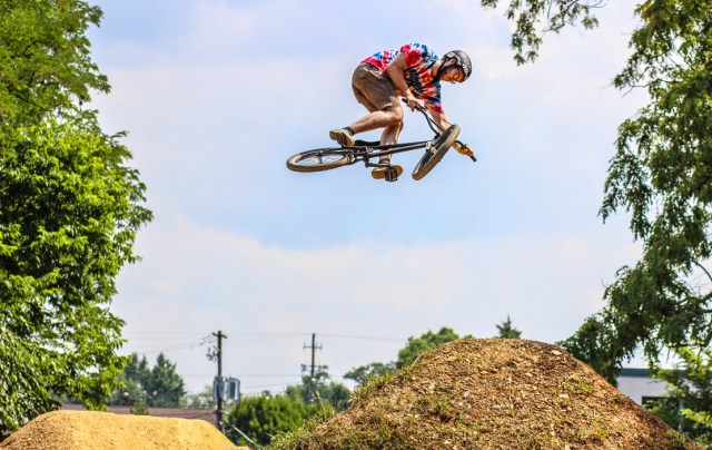 Matt Stoner takes a break from judging for a tie-dyed table. (Photo: Troy Zeigler / Elevated Visuals)