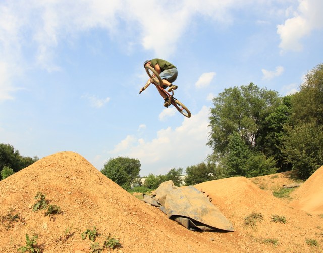 Mike Brensinger lays down a table for 3rd place in 30 & Over Expert Dirt. (Photo: Nilo Hodge / ECD)