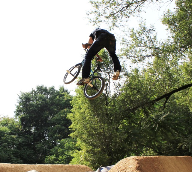 41 year old Jon Arrigoni with an x-up one footer on his way to a 2nd in 30 & Over Expert Dirt. (Photo: Nilo Hodge / ECD)