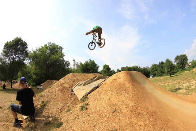 30 & Over Expert winner Chuck Ware throws down a crossed up one-footer for the cameras. (Photo: Nilo Hodge / ECD)