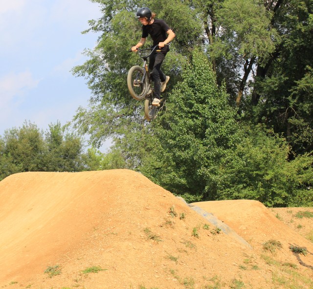 At 14 years old, Julius Greene showed he could hang in Expert Dirt with moves like this nac nac. (Photo: Nilo Hodge / ECD)