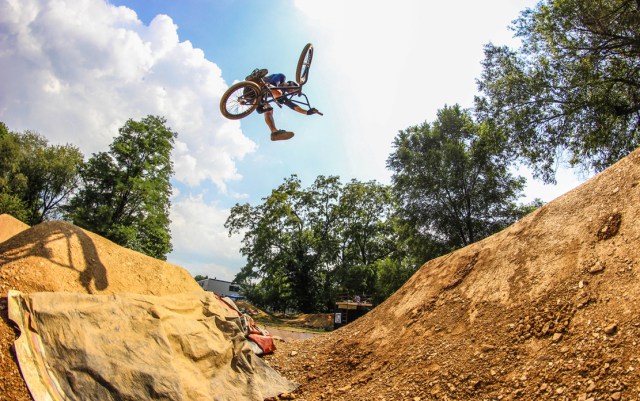 Last year's double winner, Evan Smedley, took a strong 2nd in Expert Dirt with smooth runs and moves like this clicked one-footed table. (Photo: Troy Zeigler / Elevated Visuals)