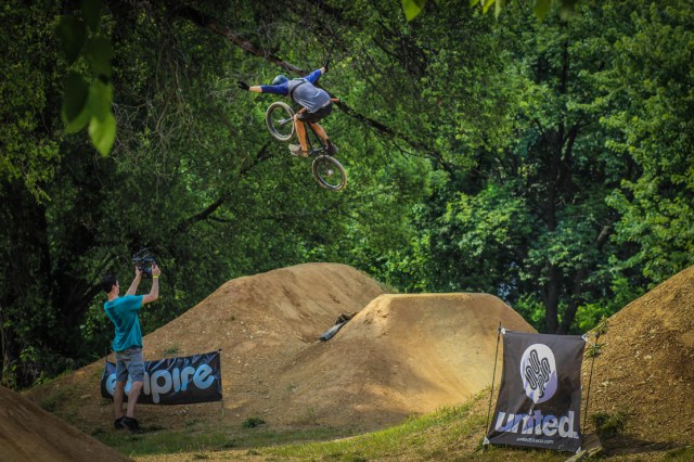 Can You Dig It was on hand to film the action including this no hander by Evan Smedley. (Photo: Troy Zeigler / Elevated Visuals)