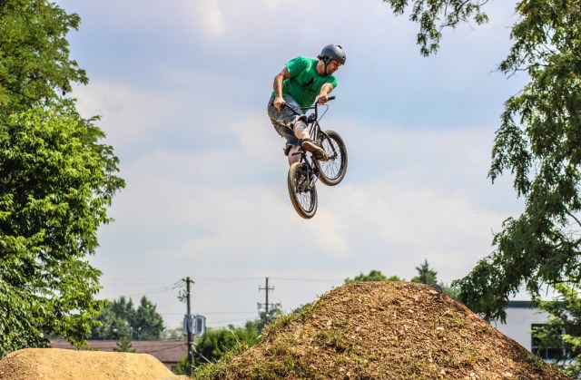 Chuck Ware ripped to 1st place in 30 & over Expert with solid runs and moves like this classic turndown. (Photo: Troy Zeigler / Elevated Visuals)