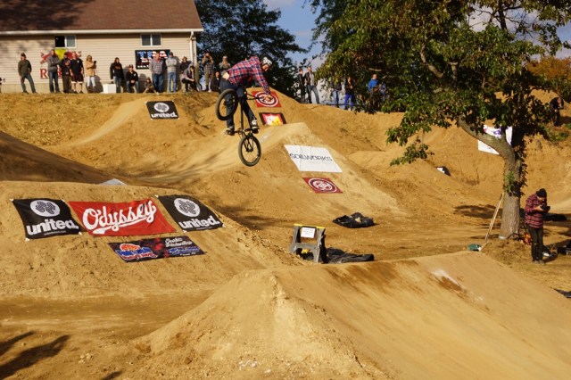 Deluxe's Jeremy Ball clicks a turndown over the bomb drop. Photo: Al Cayne / Sugarcayne.com