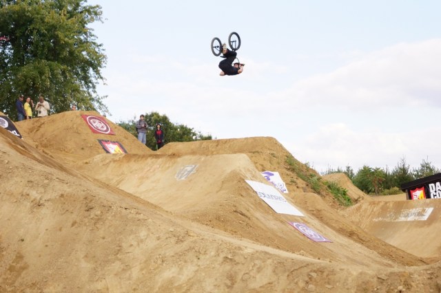 Vinnie Mannino - Racer turned park rider now turned racer again, throwing a back flip. Photo: Al Cayne / Sugarcayne.com