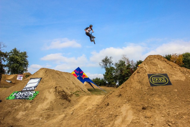 Van Homan with a turndown over the big set. Photo: Troy Zeigler / Elevated Visuals